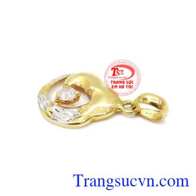 Thiết kế mới lạ, trẻ trung và hợp thời trang. Mặt dây chuyền vàng tin