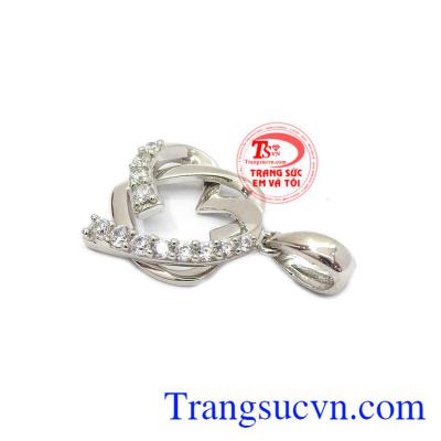 Thiết kế tinh tế, sang trọng thích hợp với nhiều trang phục. Mặt dây chuyền vàng trái tim 10k
