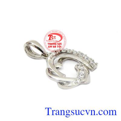 Mặt dây chuyền vàng trái tim 10k được chế tác từ vàng trắng và đá cz giúp sản phẩm càng ấn tượng hơn. 