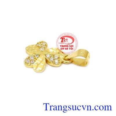 Mặt dây cỏ ba lá là một món quà mang ý nghĩa đặc biệt như thế, trang sức mang lại sự may mắn và hạnh phúc cho bất cứ ai sở hữu nó. Mặt dây cỏ ba lá vàng