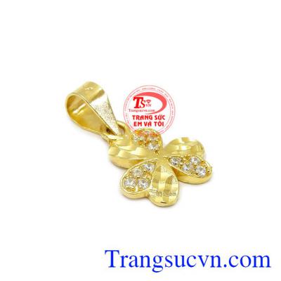 Mặt dây chuyền cỏ ba lá là món quà mang lại sự may mắn, hạnh phúc và tình yêu. Mặt dây cỏ ba lá vàng