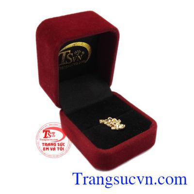 Thiết kế kiểu dáng sang trọng quý phái. Mặt dây gấu baby nữ tính TSVN