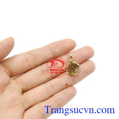 Tourmalin thiên nhiên hợp phong thủy, mang đến sự bình an và may mắn. Mặt dây hoa hồng tourmalin