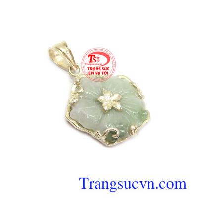 Mặt dây hoa ngọc phù hợp nhiều loại dây chuyền khác nhau có tác dụng mang lại may mắn, bình an và tài lộc cho người đeo