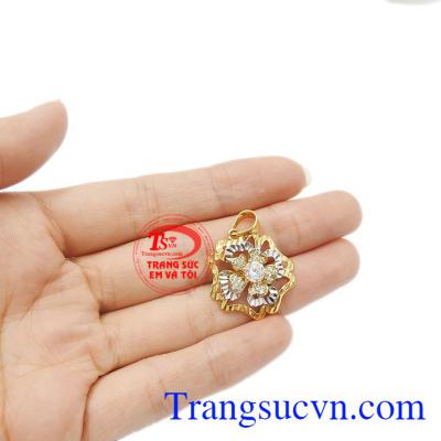 Mặt dây hoa vàng nữ tính 10k đang là sản phẩm được yêu thích trên thị trường hiện nay.