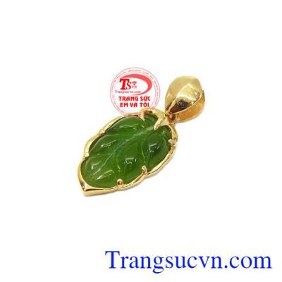 Mặt dây lá Nephrite có tác dụng tăng sự tập trung, giảm căng thẳng, giải trừ tà khí, mang nhiều bình an, may mắn và tài lộc cho người đeo,Mặt dây lá Nephrite