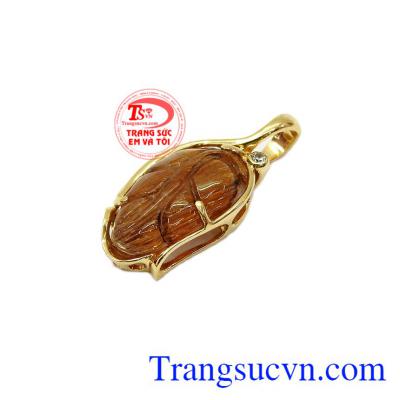 Trong văn hóa Trung Quốc, lá là biểu tượng của sự sinh sôi nảy nở và phát triển mạnh mẽ, là sự sống phồn vinh - trăm hoa đua nở và may mắn,Mặt dây lá thạch anh tóc đẹp