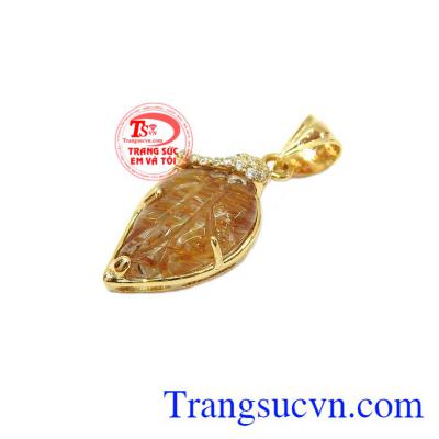 Độ tinh khiết của thạch anh tóc được đánh giá dựa trên tiêu chuẩn độ trong, hạt càng trong, càng ít tạp chất thì giá trị càng cao,Mặt dây lá thạch anh tóc phồn vinh