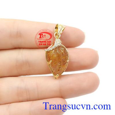 Trong phong thủy, thạch anh tóc vàng mang lại may mắn, tiền tài và công danh cho gia chủ. Sản phẩm thích hợp làm quà tặng cho người thân hoặc bạn bè,Mặt dây lá thạch anh tóc phồn vinh