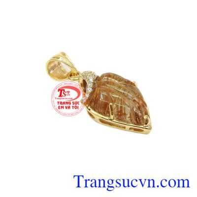 Sợi tóc trong đá càng thẳng, sắc nét, màu tóc ánh rực thì càng đẹp và giá trị,Mặt dây lá thạch anh tóc phồn vinh