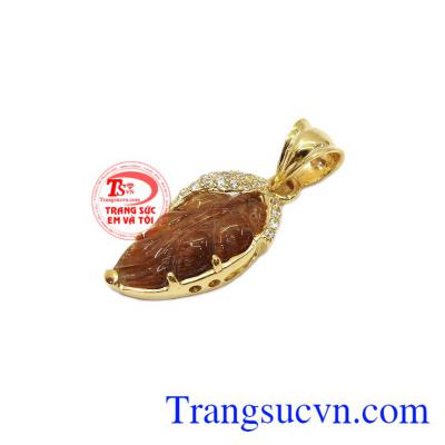 Thạch anh tóc vàng được mệnh danh là loại đá mang lại quyền uy, mang sức ảnh hưởng lớn đến những người xung quanh,Mặt dây lá thạch anh tóc tài lộc