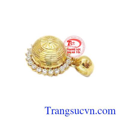 Mặt dây mặt trời vàng tỏa sáng.
