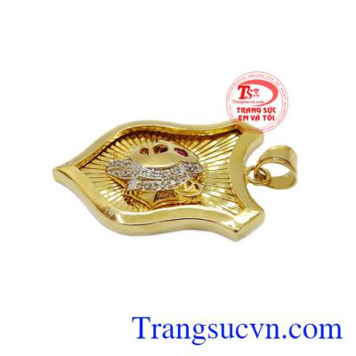 Mặt dây nam cá tính có thể phối với nhiều kiểu quần áo.