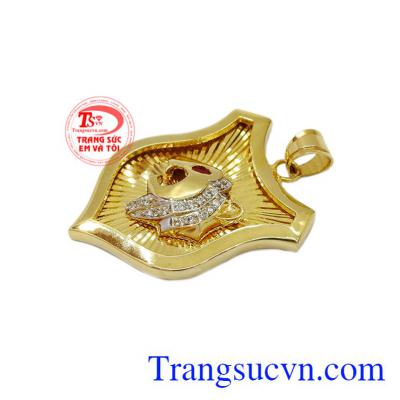 Mặt dây nam cá tính được thiết kế tỉ mỉ, tinh xảo từ vàng 10k.