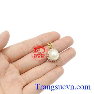 Sản phẩm thích hợp làm quà tặng cho người thân và bạn bè. Mặt dây ngọc trai vàng