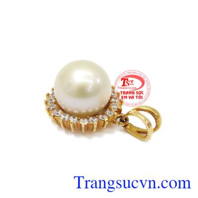 Thiết kế tinh tế, sang trọng giúp cho sản phẩm trở nên đẹp và hợp thời trang. Mặt dây ngọc trai vàng
