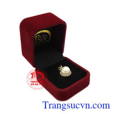 Ngọc trai là biểu tượng của vẻ đẹp trường tồn, của thịnh vượng và may mắn. Mặt dây ngọc trai vàng