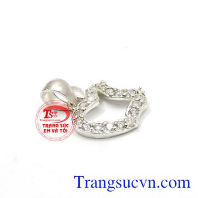 Mặt dây nhỏ xinh Apple giúp tăng thêm vẻ đẹp cho phái nữ