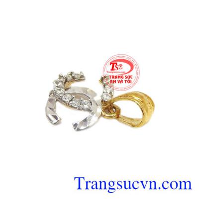 Thiết kế tinh tế giúp người dùng kết hợp với nhiều trang phục khác nhau. Mặt dây nữ chanel sang trọng