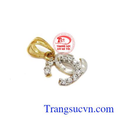 Mặt dây nữ chanel sang trọng được kết hợp vàng tây 10k cùng đá cz giúp sản phẩm trở nên lấp lánh và ấn tượng hơn.