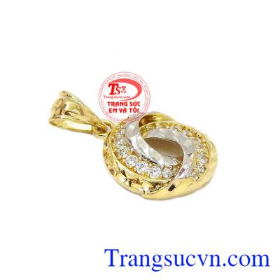 Mặt dây nữ tính 10K được thiết kế với các đường nét tinh xảo, hợp thời trang. 