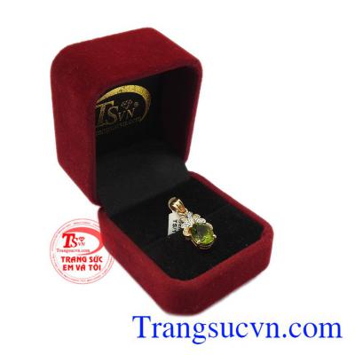 Mặt dây peridot thích hợp với người mệnh hỏa và mệnh mộc. Mặt dây peridot hộ sắc đẹp