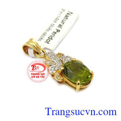 Mặt dây peridot hộ sắc đẹp được chế tác tinh tế từ đá peridot thiên nhiên và vàng tây bền đẹp. Mặt dây peridot hộ sắc đẹp