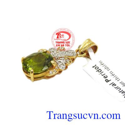 Đá peridot thiên nhiên xua tan nỗi sợ hãi, giúp người dùng trở nên ôn hòa. Mặt dây peridot hộ sắc đẹp. Mặt dây peridot hộ sắc đẹp