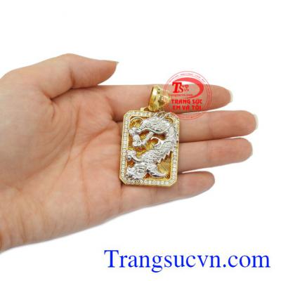 Mặt dây rồng may mắn.