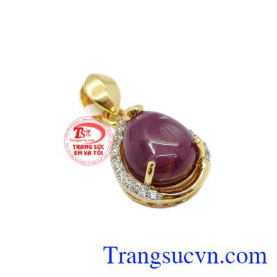 Trong phong thủy, đá ruby có tác dụng giúp ngủ ngon, đem lại sự bình yên giúp người dùng được thư thái và có cuộc sống lạc quan,Mặt dây Ruby vàng 10k