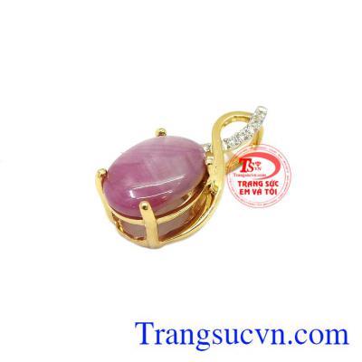 Sapphire được xem là biểu tượng cho tình yêu, niềm vui, sự giàu có, trung thực, cho thiên đường và các thiên thần,Mặt dây Sapphire sao vàng 10k