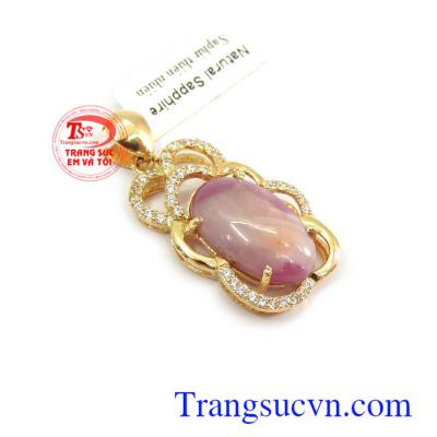 Mặt dây Sapphire tài lộc với Sapphire là viên đá mang lại may mắn, bình an và tài lộc cho người đeo Mặt dây Sapphire tài lộc