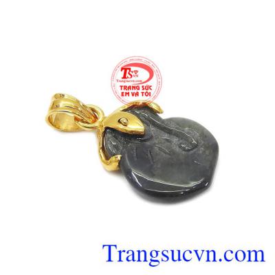 Mặt dây Sapphire trái đào phù hợp với nhiều lứa tuổi.