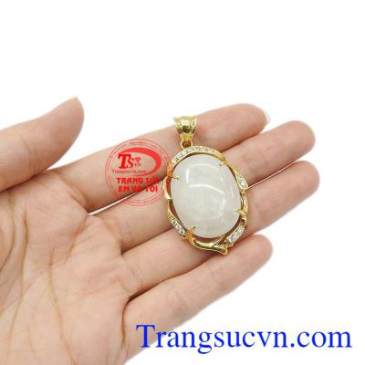 Sản phẩm thích hợp làm quà tặng cho người thân và bạn bè. Mặt dây sapphire tự nhiên bọc vàng