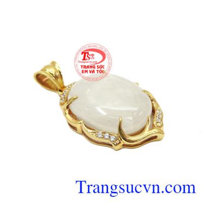 Mặt dây sapphire tự nhiên bọc vàng được kết hợp từ sapphire thiên nhiên và vàng tây 18k mang đến sự bền đẹp và sang trọng. Mặt dây sapphire tự nhiên bọc vàng