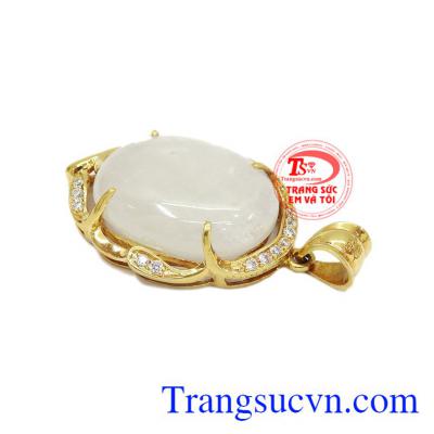 Sapphire thiên nhiên hợp phong thủy, giúp người dùng được may mắn, thành công. Mặt dây sapphire tự nhiên bọc vàng