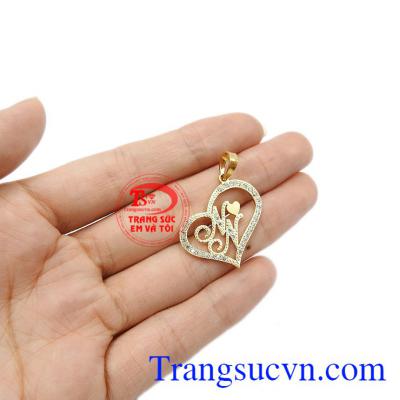 Mặt dây được chế tác từ vàng 18k đảm bảo độ bền đẹp và sáng bóng. Mặt dây trái tim chữ lồng.