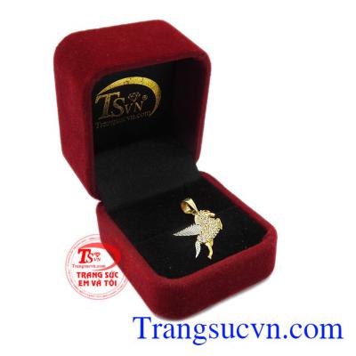Sự kết hợp vàng tây và đá nhân tạo thành điểm nhấn cho mặt dây. Mặt dây tuổi ngọ