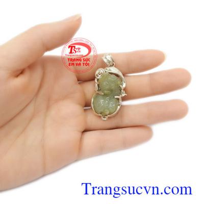 Mặt dây tỳ hưu phù hợp đeo với nhiều loại dây chuyền khác nhau như dây cao su, dây da sang trọng, thời trang