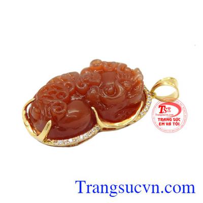 Mặt dây tỳ hưu mã não được chế tác từ đá mã não thiên nhiên bọc vàng 10k. Mặt dây tỳ hưu mã não đỏ
