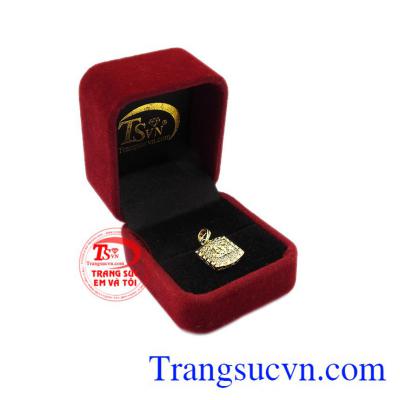 Mặt dây có thể kết hợp cùng nhiều kiểu trang phục và phụ kiện khác nhau. Mặt dây vàng nữ đẹp