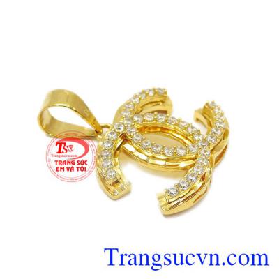 Mặt dây vàng tây kiểu mới TSVN được thiết kế với logo của thương hiệu Gucci. Mặt dây vàng tây kiểu mới TSVN