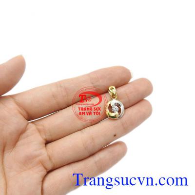 Với những ai yêu thích chiếc mặt dây nhỏ xinh thì đây chính là gợi ý dành cho bạn. Mặt dây vàng ý