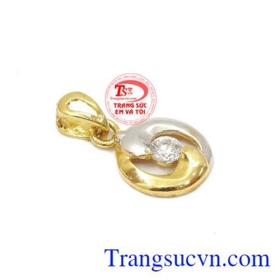 Mặt dây vàng ý được kết hợp từ vàng màu và vàng trắng tạo nên sự khác biệt và độc đáo. Mặt dây vàng ý