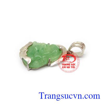 Mặt di lặc cẩm thạch xanh ngọc được coi như vậ bảo vật hộ mệnh giúp người sử dụng tránh khỏi nhưng tác động xấu
