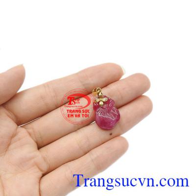 Sản phẩm thích hợp cho người mệnh mộc và mệnh hỏa. Mặt hồng ngọc móc vàng