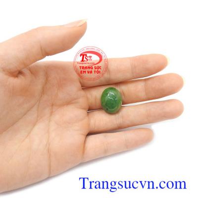 Mặt ngọc Jadeite thiên nhiên được nhiều người sử dụng như là bùa hộ mệnh cho bản thân bởi khả năng trừ tà, mang lịa bình an và may mắn Mặt Jadeite tài lộc hanh thông
