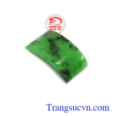 Mặt Jadeite yên ngựa hạnh phúc với ngọc Jadeite còn chứa nguồn năng lượng dồi dào, có tác dụng mang lại tài lộc, bình an và hạnh phúc cho người đeo