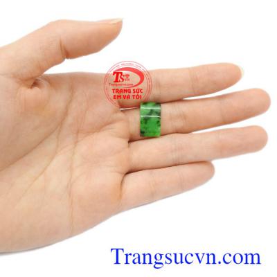 Mặt Jadeite yên ngựa hạnh phúc được nhiều người lựa chọn như là bùa hộ mệnh cho bản thân