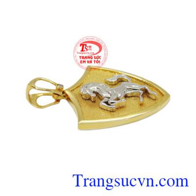 Sản phẩm có thể kết hợp với dây chuyền nam vàng.